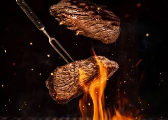 	foto-na-platno-steak-v-ohni-na-vidlicce