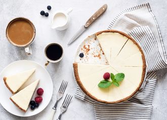 Cheesecake na stole s mliekom a kávou