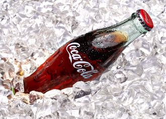 Fľaša CocaColy v ľade