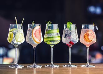 Kokteilové poháre s ovocím a ľadom