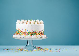 Lentilková torta na modrom pozadí