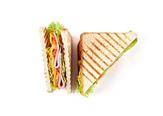 Sandvich na bielom pozadí